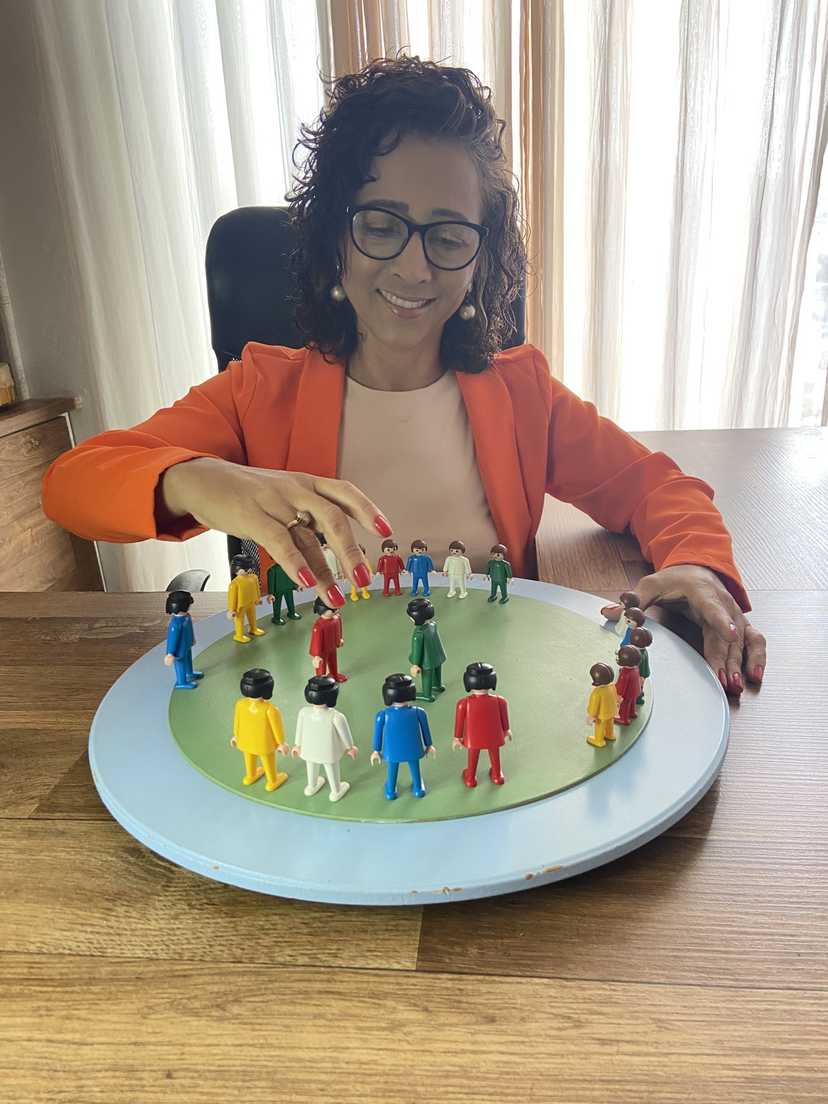 Ione conduzindo uma Constelação Familiar com bonecos
